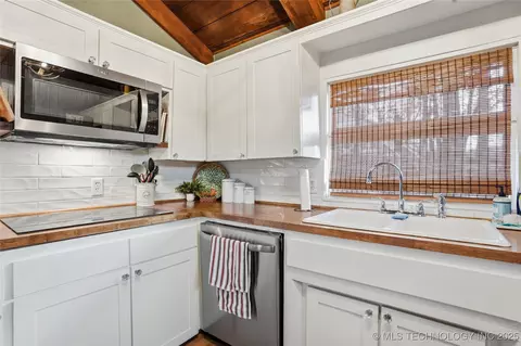 Kitchen - 418321 E 1105 Rd, Checotah, OK 74426 photo 3 of 3