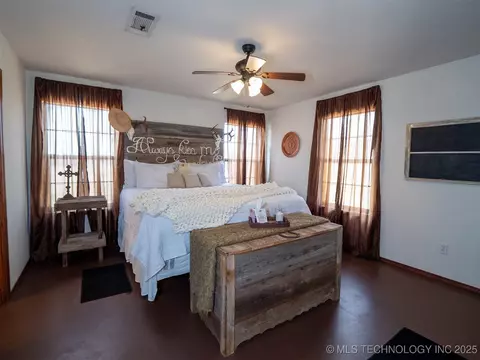 Bedroom - 8446 E Greasy Bend Rd, Stringtown, OK 74569 photo 2 of 12