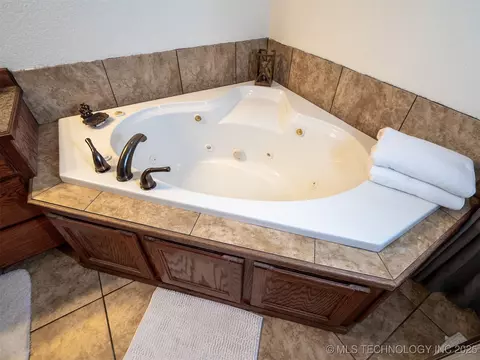 Bath - 8446 E Greasy Bend Rd, Stringtown, OK 74569 photo 2 of 7