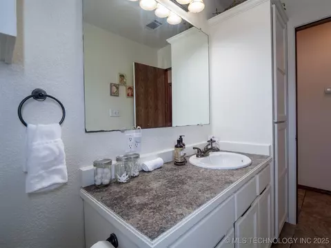 Bath - 8446 E Greasy Bend Rd, Stringtown, OK 74569 photo 5 of 7