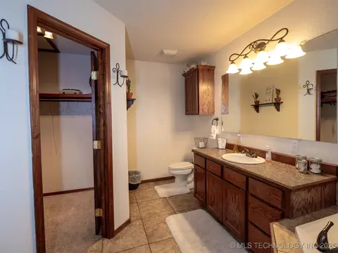 Bath - 8446 E Greasy Bend Rd, Stringtown, OK 74569 photo 3 of 7
