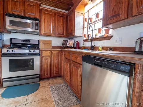 Kitchen - 8446 E Greasy Bend Rd, Stringtown, OK 74569 photo 4 of 5