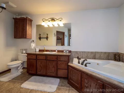 Bath - 8446 E Greasy Bend Rd, Stringtown, OK 74569 photo 1 of 7