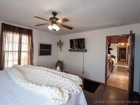 Bedroom - 8446 E Greasy Bend Rd, Stringtown, OK 74569 photo 4 of 12