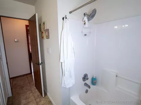 Bath - 8446 E Greasy Bend Rd, Stringtown, OK 74569 photo 6 of 7