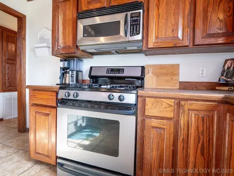 Kitchen - 8446 E Greasy Bend Rd, Stringtown, OK 74569 photo 5 of 5