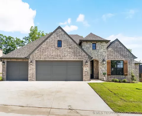 1604 Pinecrest Dr, Claremore, OK 74017