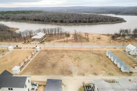 43 Water St, Carlton Landing, OK 74432