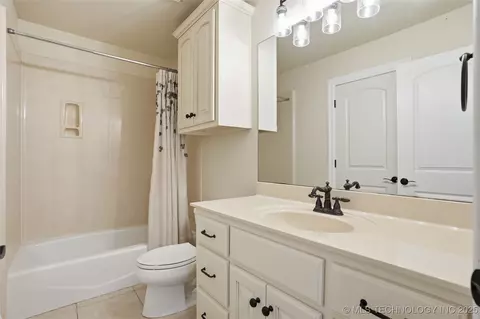 Bath - 6003 E 117th Pl, Tulsa, OK 74137 photo 9 of 13