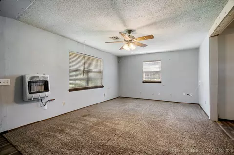 Living - 426670 1150 Rd, Eufaula, OK 74426 photo 1 of 2