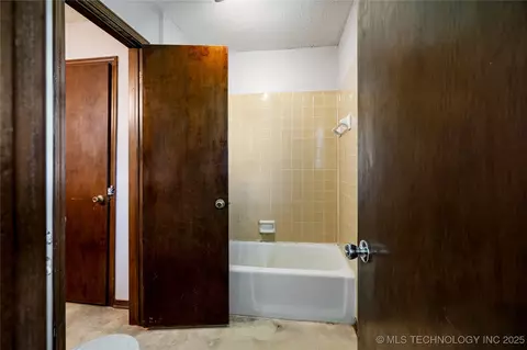 Bath - 426670 1150 Rd, Eufaula, OK 74426 photo 1 of 1