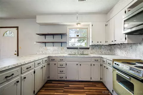 Kitchen - 426670 1150 Rd, Eufaula, OK 74426 photo 2 of 2