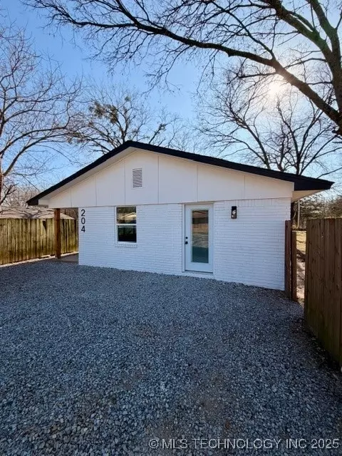 204 W 21st St, Tishomingo, OK 73460