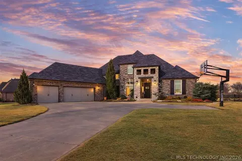 19063 E Twin Creeks Dr, Owasso, OK 74055