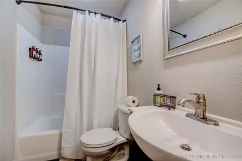 Bath - 555 Williams Dr, Eufaula, OK 74432 photo 4 of 4