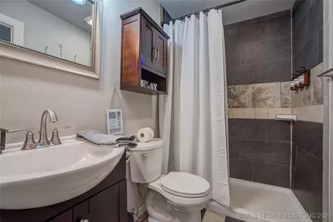 Bath - 555 Williams Dr, Eufaula, OK 74432 photo 2 of 4