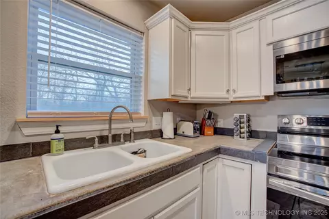 Kitchen - 555 Williams Dr, Eufaula, OK 74432 photo 3 of 4