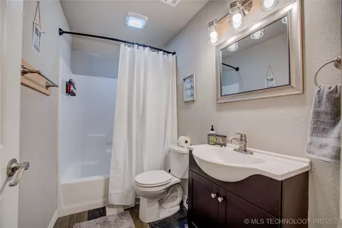 Bath - 555 Williams Dr, Eufaula, OK 74432 photo 3 of 4