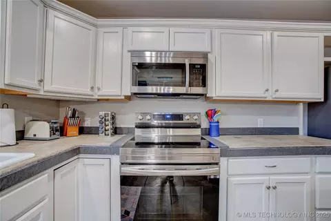 Kitchen - 555 Williams Dr, Eufaula, OK 74432 photo 4 of 4