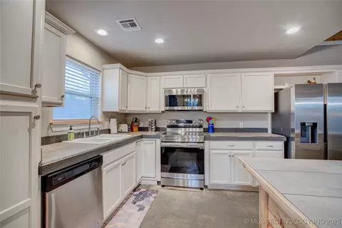 Kitchen - 555 Williams Dr, Eufaula, OK 74432 photo 2 of 4