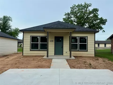 608 S 3rd St, Morris, OK 74445