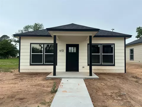 612 S 3rd St, Morris, OK 74445