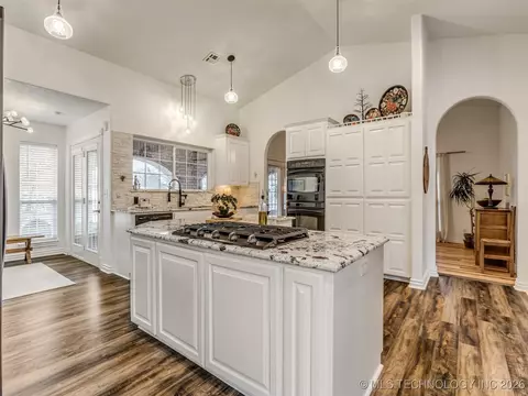 Kitchen - 32825 E 740 Rd, Wagoner, OK 74467 photo 3 of 3
