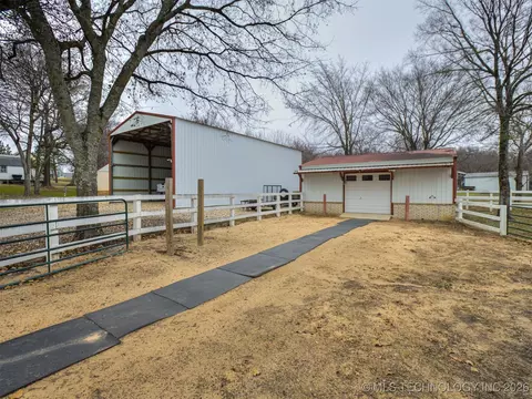 Exterior - 32825 E 740 Rd, Wagoner, OK 74467 photo 9 of 13