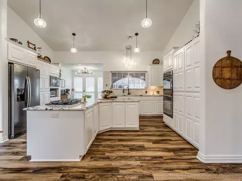 Kitchen - 32825 E 740 Rd, Wagoner, OK 74467 photo 1 of 3