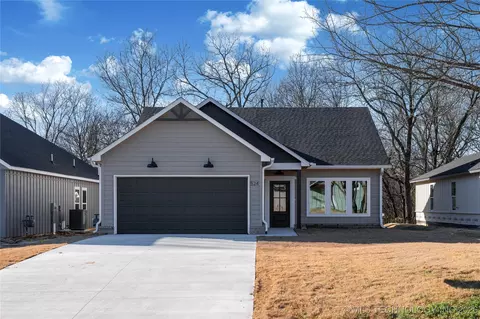 524 S Division St, Coweta, OK 74429