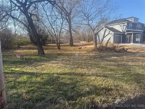 512 S Division St, Coweta, OK 74429