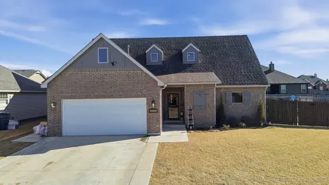 215 W 52nd St, Sand Springs, OK 74063