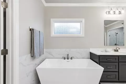 Bath - 107 E 164th Pl S, Glenpool, OK 74033 photo 1 of 10