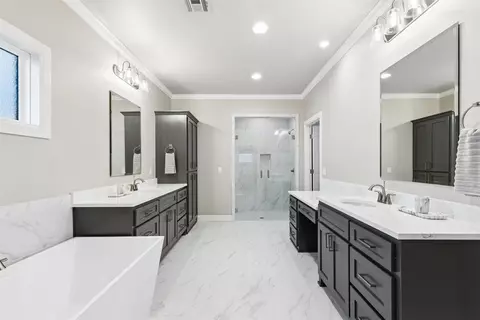Bath - 107 E 164th Pl S, Glenpool, OK 74033 photo 5 of 10