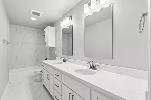 Bath - 107 E 164th Pl S, Glenpool, OK 74033 photo 9 of 10