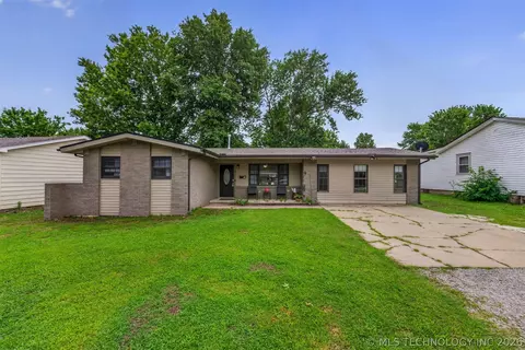 322 E Maple St, Skiatook, OK 74070