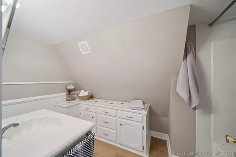 Bath - 619 E 437 Rd, Spavinaw, OK 74366 photo 2 of 4