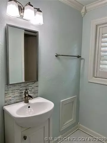 Bath - 1648 E 36th St, Tulsa, OK 74105 photo 3 of 3