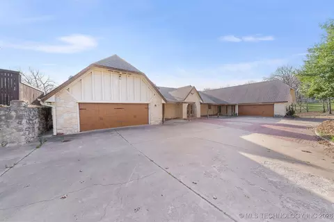 7455 S Sleepy Hollow Dr, Tulsa, OK 74136