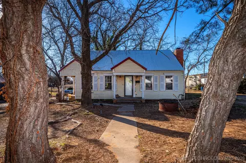 425 E Park Ave, Waurika, OK 73573