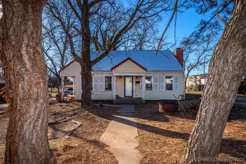425 E Park Ave, Waurika, OK 73573