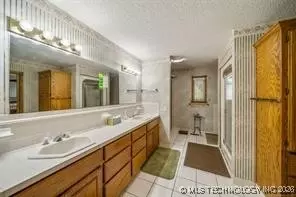 Bath - 4590 E 480 Rd, Pryor, OK 74361 photo 1 of 2