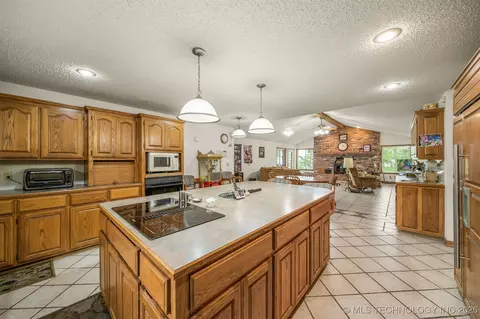 Kitchen - 4590 E 480 Rd, Pryor, OK 74361 photo 2 of 3