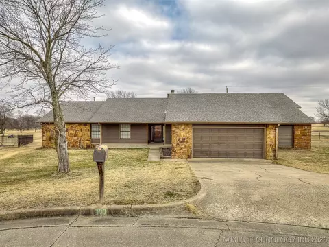 300 Ridgecrest Ct, Bartlesville, OK 74006