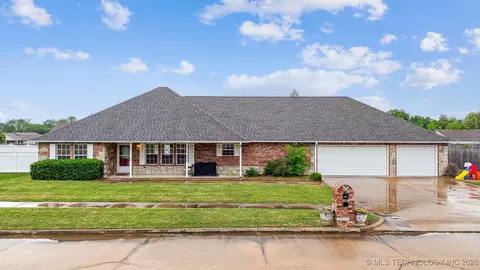 2770 Summerfield Pl, Pryor, OK 74361