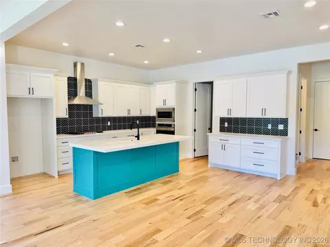 Kitchen - 913 E 37th St S, Tulsa, OK 74105 photo 2 of 4