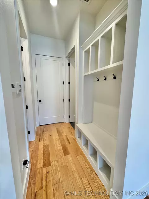 Entry Way - 913 E 37th St S, Tulsa, OK 74105 photo 1 of 3