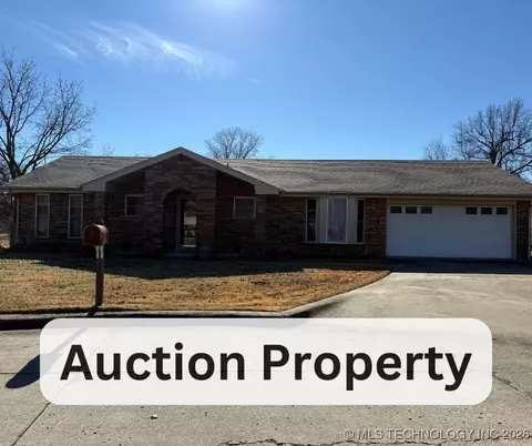 908 Colonial Ct, Pryor, OK 74361