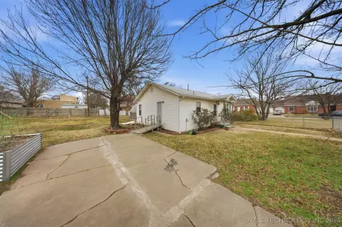 Exterior - 616 E Cherry St, Cushing, OK 74023 photo 1 of 5