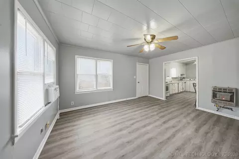 Living - 616 E Cherry St, Cushing, OK 74023 photo 2 of 3